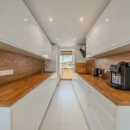 3 Bedrooms, Air Conditioning, Parking In Apartman *