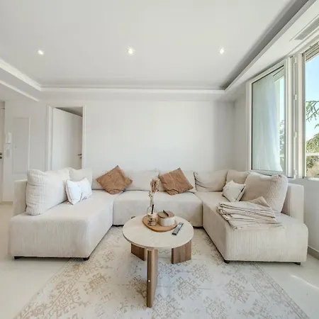 Apartment 3 Bedrooms, Air Conditioning, Parking In