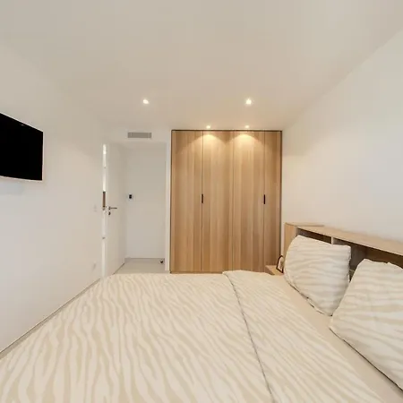 3 Bedrooms, Air Conditioning, Parking In Cannes