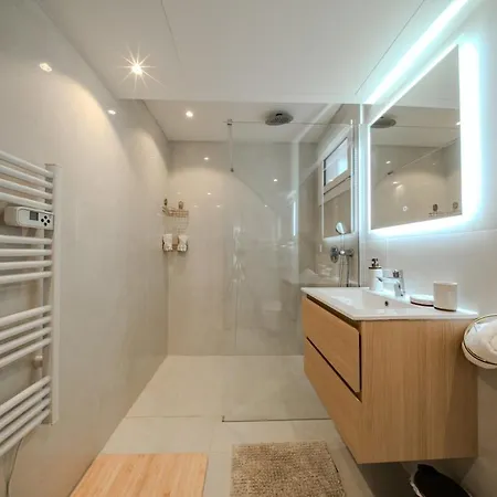 Apartment 3 Bedrooms, Air Conditioning, Parking In
