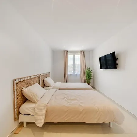 3 Bedrooms, Air Conditioning, Parking In *